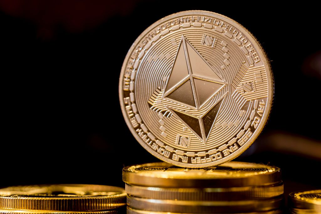 U preokretu Ethereum ekosustava, decentralizirani blockchain je najavio uključivanje velikog udjela novonastalih "dvoslojnih uloga", modela koji predstavlja dvije klase sudionika, uključujući operatere čvorova i delegatore.